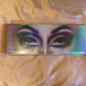 Lunar Beauty Life‘s a Drag palette